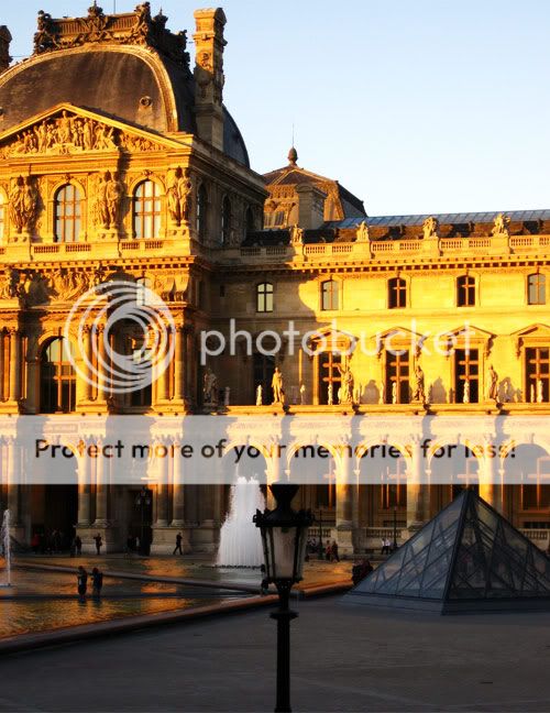 Kleine Pyramide des Louvre Kleine Pyramide des Louvre