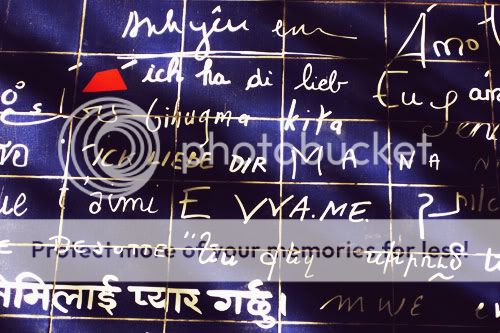 Mur des je t’aime Mur des je t’aime „Ich liebe dich“ in über 300 Sprachen und Dialekten